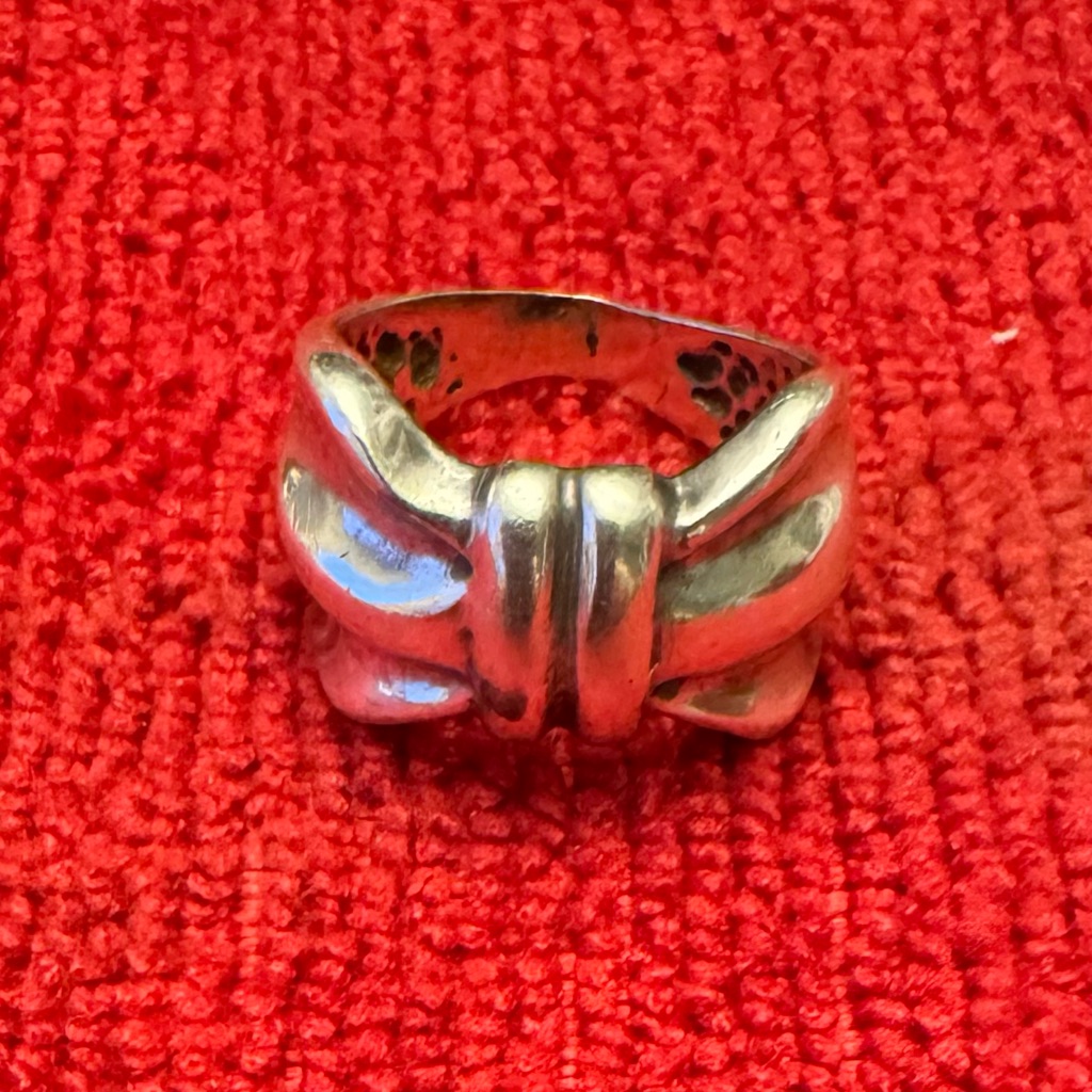 Elegant Silver Bow Ring 40$